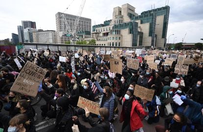 Miles de personas durante la manifestación por la muerte de George Floyd en el centro de Londres, este domingo.
