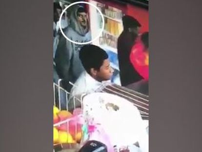 El vídeo fue grabado por una cámara de seguridad y ha sido difundido por la policía de Bombay