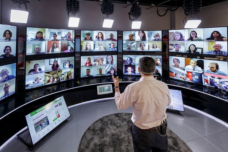 Un profesor de IESE Business School imparte una clase virtual.