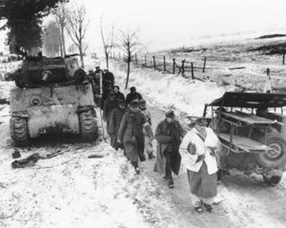 Presoners alemanys passen entre un Sherman i un jeep Willys durant la batalla de les Ardenas.