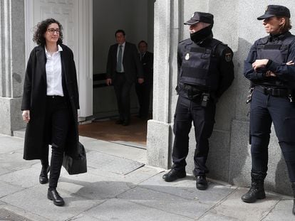Marta Rovira sale del Tribunal Supremo tras declarar ante el juez Llarena en febrero de 2018, un mes antes de ser procesada y fugarse a Suiza.