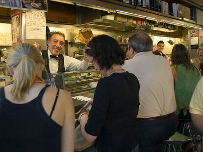 Joan Bayén en el bar Pinotxo de la Boqueria, en una foto de archivo.