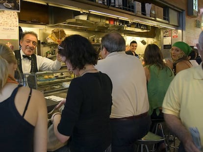 Joan Bayén en el bar Pinotxo de la Boqueria, en una foto de archivo.