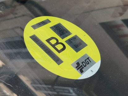 Etiqueta ambiental en un vehículo, en Barcelona.