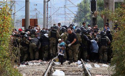 La policia macedònia mira de bloquejar els immigrants que intenten entrar al seu país. Al voltant de 39.000 persones, la majoria d'origen sirià, han estat registrades al seu pas per Macedònia en l'últim mes. La quantitat va aclaparar el Govern macedoni, que va declarar l'estat d'emergència.
