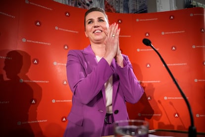 La primera ministra danesa, Mette Frederiksen, aplaudía a sus simpatizantes, este miércoles por la noche en Copenhague.