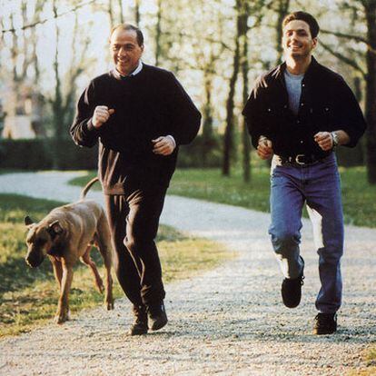 Silvio Berlusconi hace ejercicio con su hijo Pier Silvio, en 2001.