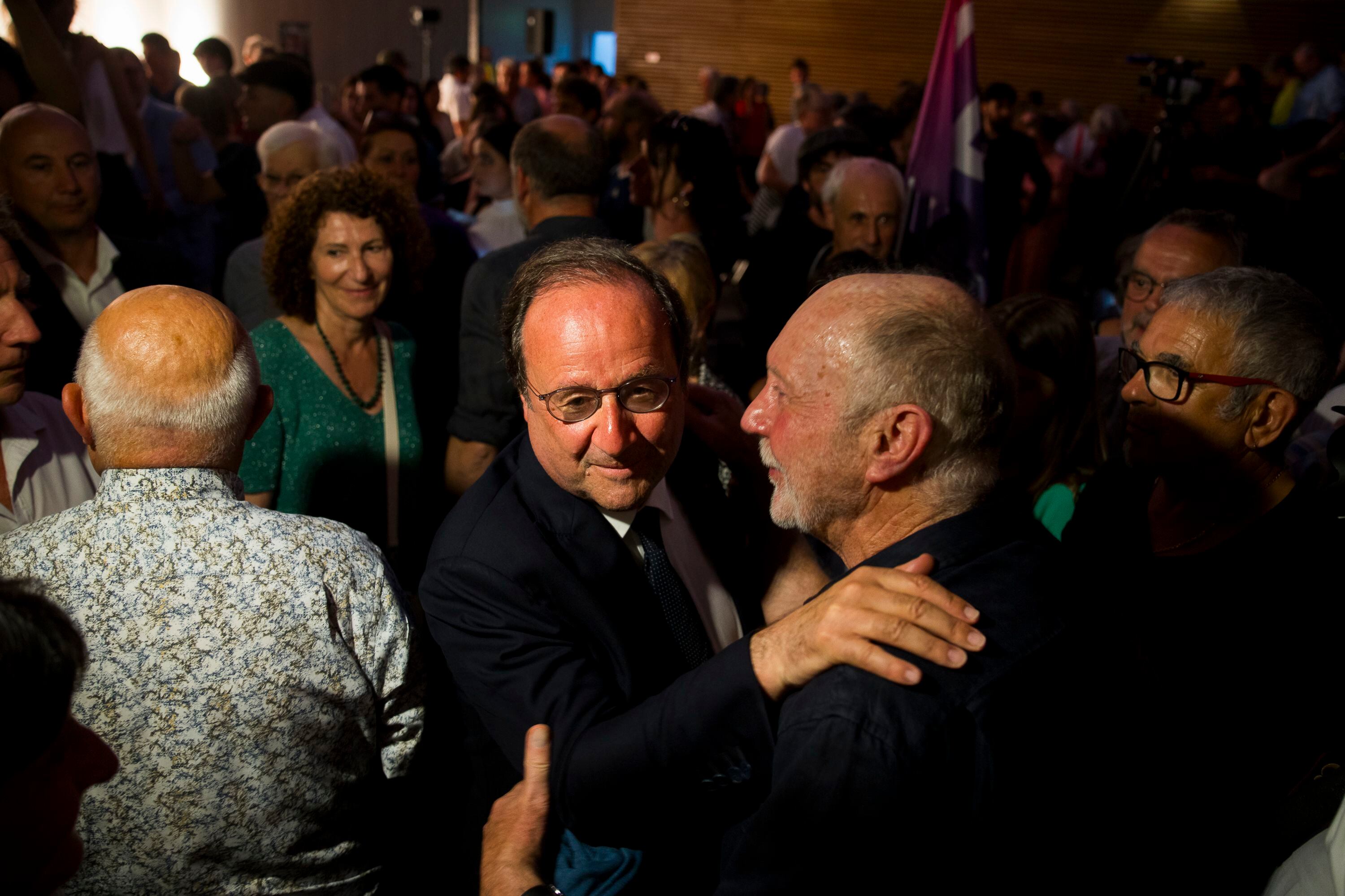 Hollande cumprimentou apoiadores na quinta-feira em Tulle.