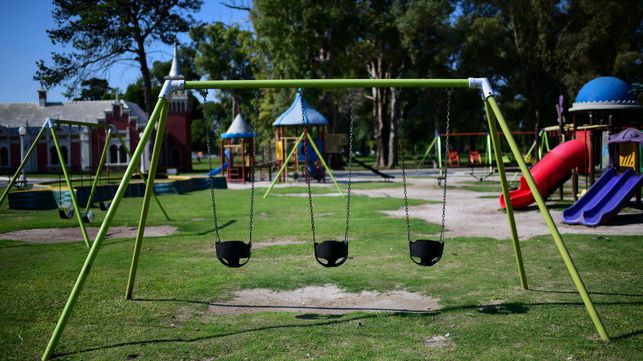 Un parque vacío en La Plata, Argentina, después del comienzo de un encierro obligatorio para frenar el coronavirus