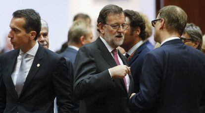 Rajoy conversa con el canciller austriaco Christian Kern durante la reunión del Consejo Europeo en Bruselas.