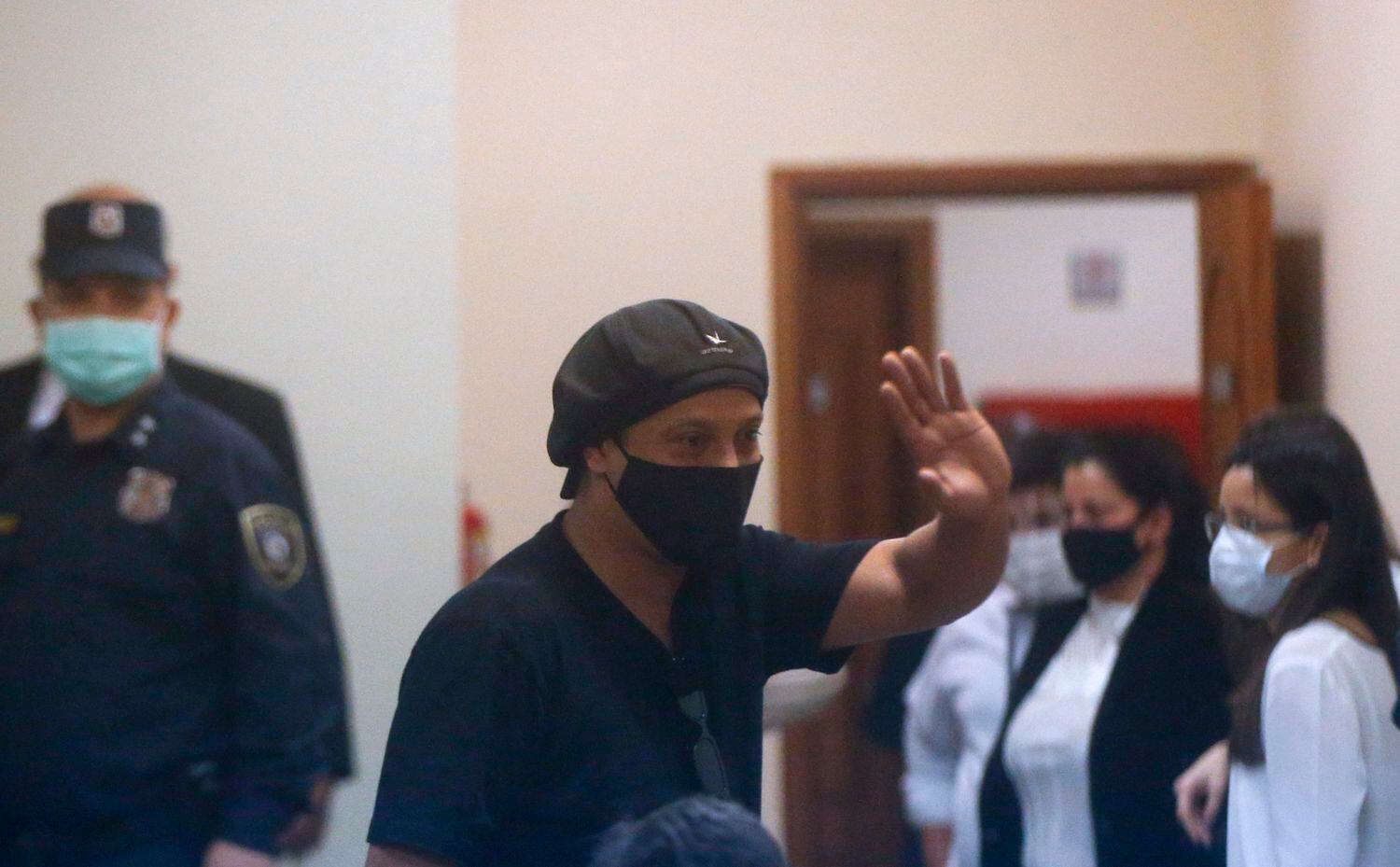 El exfutbolista brasileño Ronaldinho, este lunes en el Palacio de Justicia de Asunción, Paraguay.