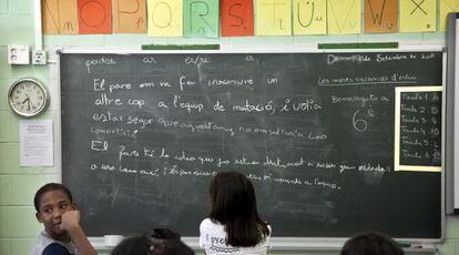 Alumnos de la Escola Rafael Alberti de Llefi&agrave; de Badalona (Barcelona).