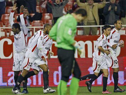 Los jugadores del Sevilla celebran el primer gol, obra de Kanouté (con el número 12), mientras César se lamenta.