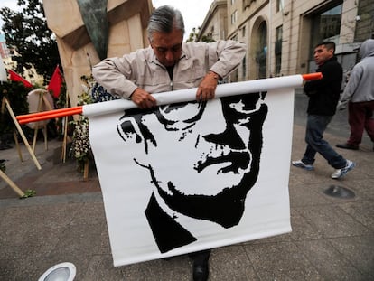 Un hombre muestra una imagen de Salvador Allende, durante una manifestación conmemorativa del 45 aniversario del golpe militar.