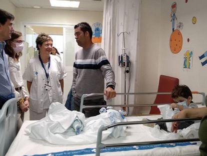  Una joven y un bebé trasplantados de pulmón con familiares en el Vall d'Hebron.