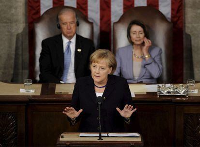 La canciller alemana, Angela Merkel, durante su discurso en el Capitolio. Al fondo, el vicepresidente Biden y la presidenta de la Cámara de Representantes, Nancy Pelosi.