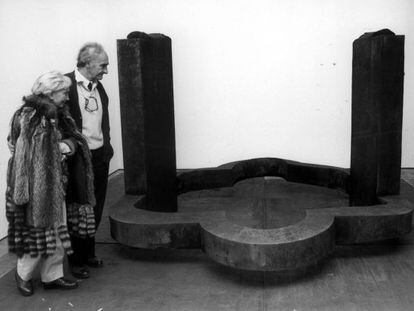 Eduardo Chillida y su mujer, Pilar Belzunce, delante de la escultura del artista vasco titulada &#039;De m&uacute;sica&#039;, en 1989. 