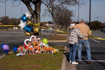 Flores y globos en recuerdo de las víctimas del tiroteo en un Walmart de Chesapeake (Virginia), en el que murieron seis personas más el autor de los disparos, que se suicidó.
