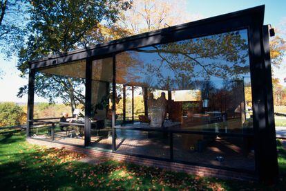 El minimalismo extremo de la casa de Philip Johnson en Connecticut, construida en 1949, simboliza el empuje del Movimiento Moderno americano, pero su principal característica es la capacidad de formar parte de un paisaje.