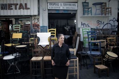 Una mujer, en su tienda de muebles en Atenas. 