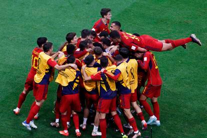 Los jugadores de la selección española celebran en una piña el tanto de Álvaro Morata frente a Alemania. 
