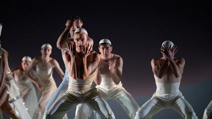 Un momento de la función de 'Coppél-i.A' en los Teatros del Canal de Madrid.