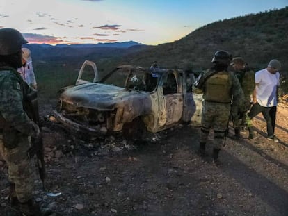 Soldados vigilan el vehículo donde viajaba la familia Lebaron en noviembre de 2019.