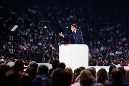 El presidente francés, Emmanuel Macron, en su mitin de campaña en La Défense en las afueras de Parías