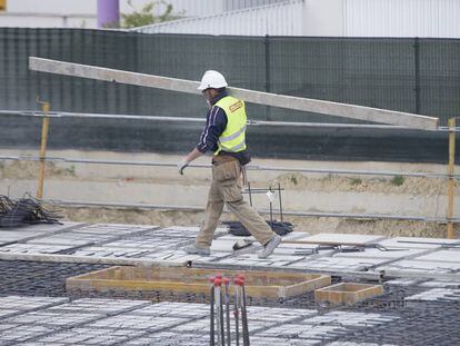 Un obrero trabaja en una construcci&oacute;n en la localidad sevillana de Bormujos.