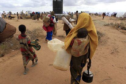 Una familia llega a pie al centro de recepción del asentamiento de Baley, cercano al campo de refugiados de Dadaab, en la frontera entre Kenia y Somalia.