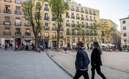 Terrazas en la plaza de la Paja, en el barrio de La Latina (Madrid).