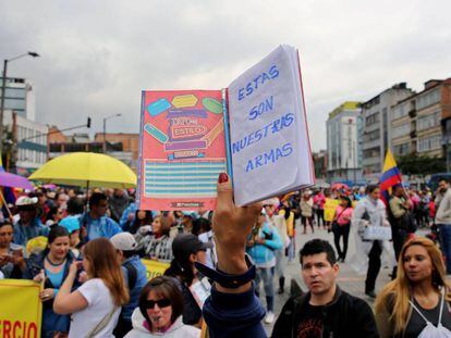 Cientos de maestros y alumnos participan en una marcha para reclamar mejores condiciones laborales en Bogotá (Colombia).