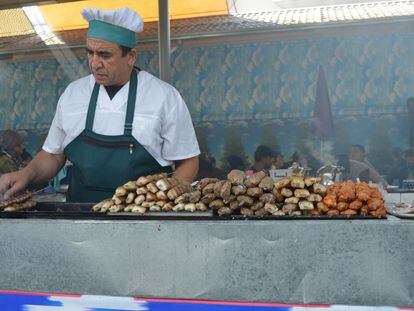 Puesto de 'shashliks' en el mercado Chorsu, de Tashkent, capital de Uzbekistán.