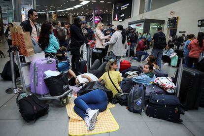 Los pasajeros esperan en el área de facturación, luego de que Viva Air cancelara todos sus vuelos, en Bogotá, el 28 de febrero de 2023.