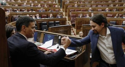 Pedro Sánchjez i Pablo Iglesies es feliciten després de la moció de censura contra Rajoy.