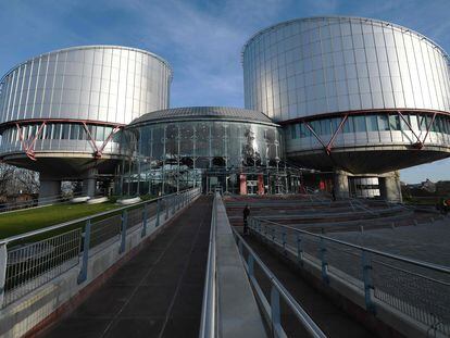 (FILES) In this file photo taken on January 24, 2018 the European Court of Human Rights (ECHR), designed by British architect Richard Rogers, is pictured in Strasbourg, eastern France. - British architect Richard Rogers, known for designing some of the world's most famous buildings including Paris' Pompidou Centre, has died aged 88, according to media reports. Rogers, who changed the London skyline with distinctive creations such as the Millennium Dome and the 'Cheesegrater', "passed away quietly" on December 18, 2021, Freud communications agency's Matthew Freud told the Press Association. (Photo by FREDERICK FLORIN / AFP)