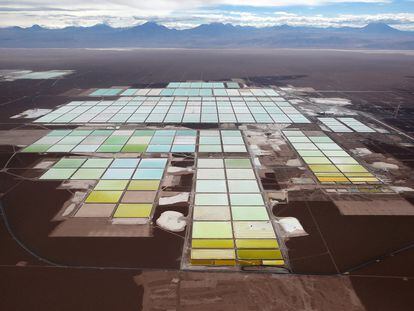 Vista aérea de una zona de procesado de litio en Atacama (Chile), en una imagen de archivo.
