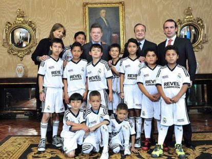 Juan Manuel Santos y Florentino Pérez en el Palacio Presidencial de Bogotá junto a los niños que participan en el proyecto solidario