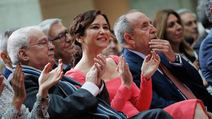 El expresidente de la Comunidad de Madrid Joaquín Leguina, la presidenta de la Comunidad de Madrid, Isabel Díaz Ayuso, y el exalcalde de Madrid Juan Barranco, durante el acto del 40º aniversario del Estatuto de Autonomía de Madrid, en la Real Casa de Correos, el 24 de febrero de 2023.