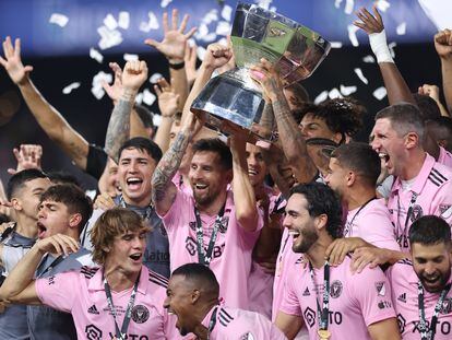 Lionel Messi levanta la copa de campeón de la Leagues Cup junto a sus compañeros del Inter de Miami.