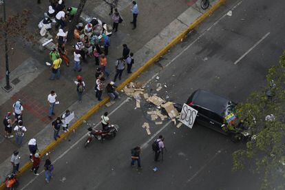 Manifestantes antigobierno bloquean una plaza de Caracas