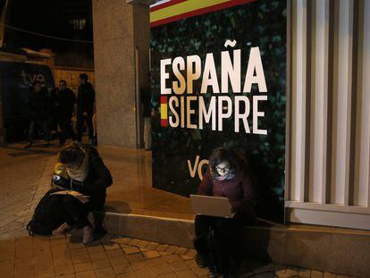 Periodistas en la puerta de la sede de Vox en Madrid.