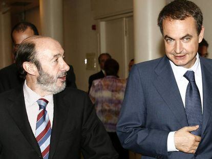 El entonces presidente del Gobierno José Luis Rodríguez Zapatero, y el ministro de Interior, Alfredo Pérez Rubalcaba, en los pasillos del Senado en 2006.  
 