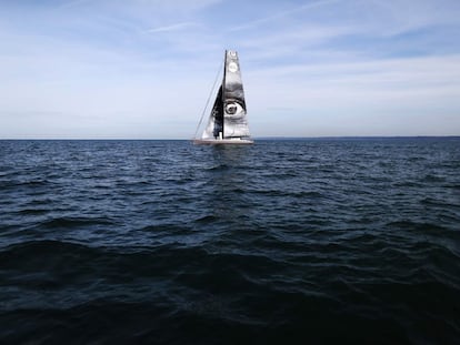 Un velero en una travesía en la costa de Le Havre, Francia.