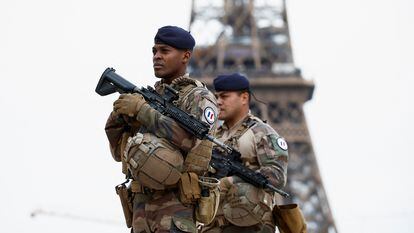 Dos soldados patrullan en la plaza Trocadero de París este 25 de marzo.