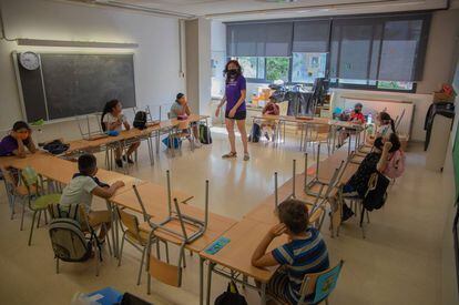 Menores participando en las actividades educativas de verano de la
 Asociación Educativa Itaca y Educo en l’Hospitalet de Llobregat (Barcelona)