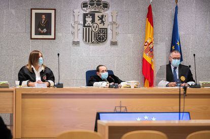 El juez Alfonso Guevara durante el inicio del juicio por el atentado terrorista de 2017 en Barcelona y Cambrils (Tarragona) celebrado en la Audiencia Nacional de San Fernando de Henares, Madrid, el pasado 10 de noviembre.