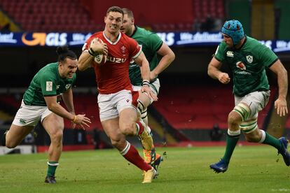 El galés George North trata de escapar de tres jugadores irlandeses este domingo en el Estadio Principality de Cardiff.