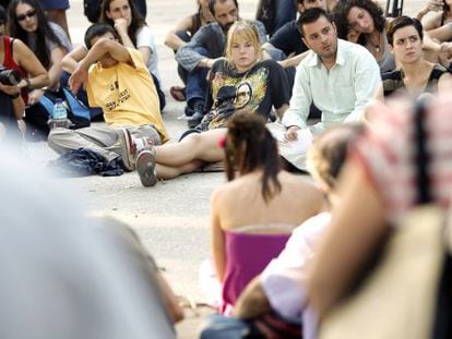 Asamblea del 15-M en la Plaza de Oriente para debatir sobre los episodios de violencia policial. En el centro de la imagen con camiseta negra Katerina