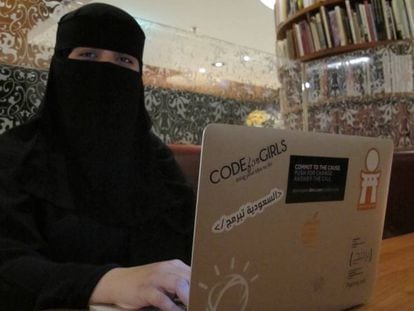 La trabajadora de IBM Nora Alnashwan, con su ordenador en Estocolmo el pasado marzo.